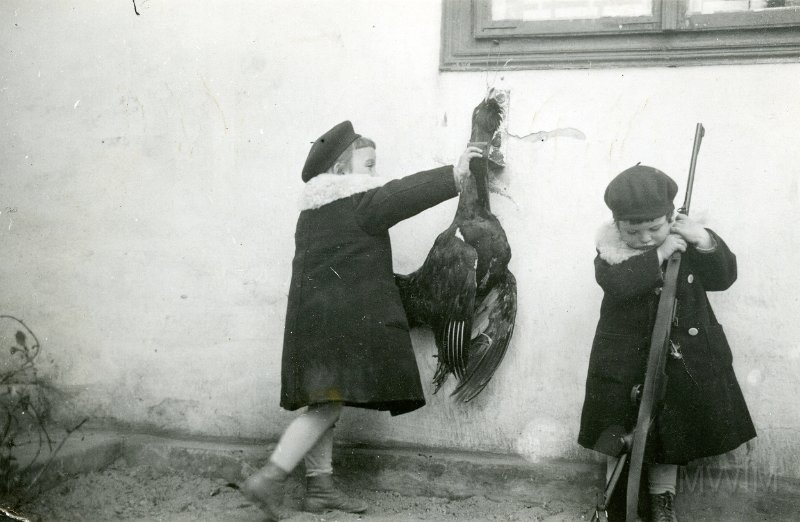 KKE 6024.jpg - KKE 6024 – Fot. Dzieci. Piotr Sikorski (stoi z bronią), obok niego jego brat Paweł Sikorski (z głuszczem), Kulawa – Żółkiew, 1939 r.
